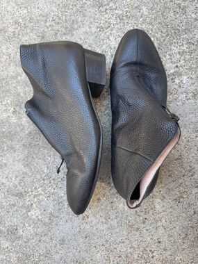 Zip-up ankle boots